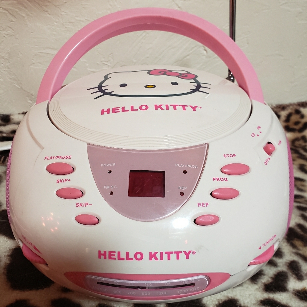 Hello Kitty CD player/radio with AUX port